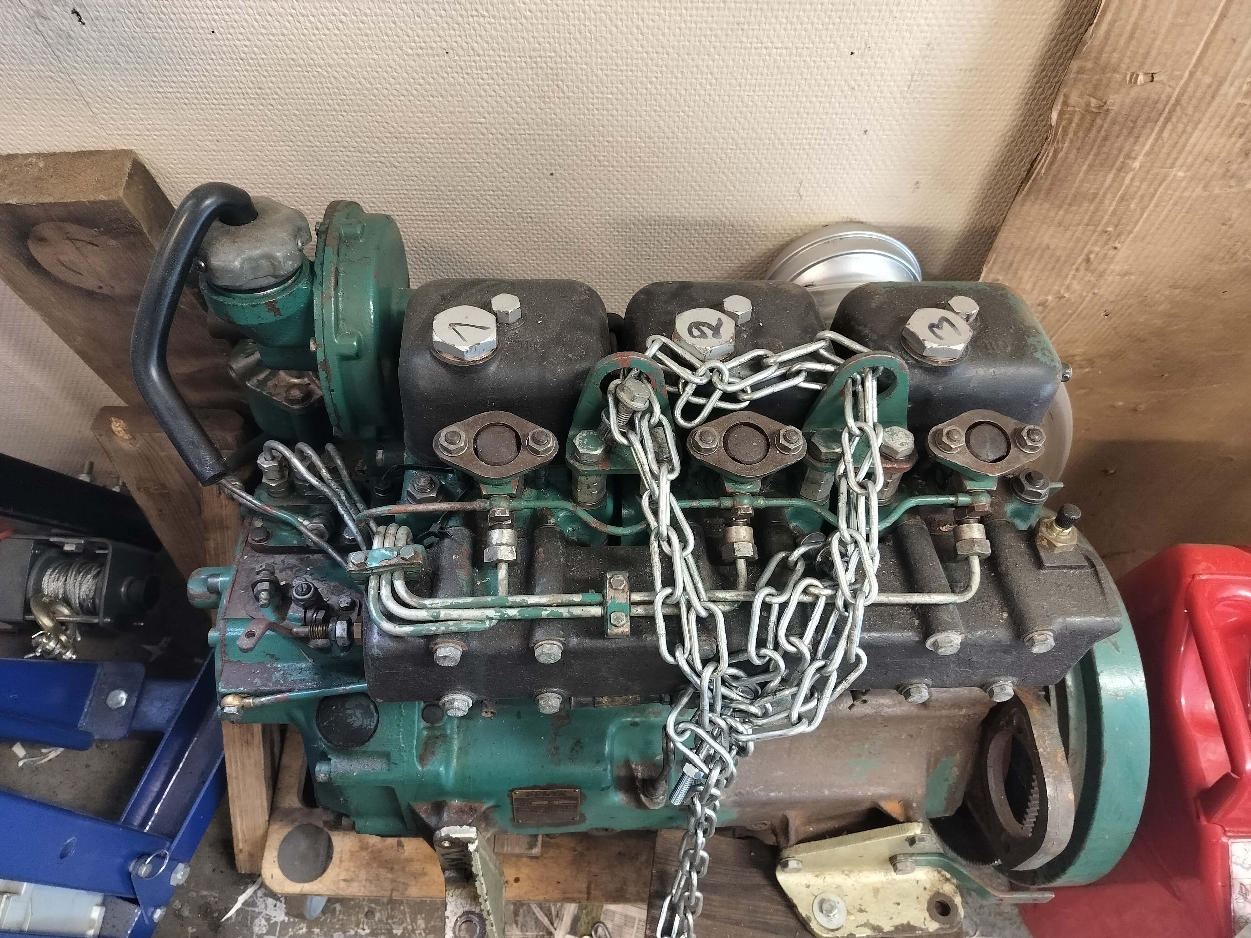 Volvo Penta keskimoottori ja varaosat. MD3B